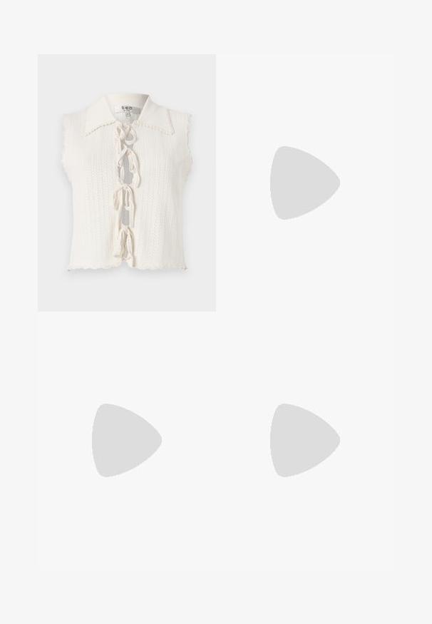 Hvid ærmeløs top med en bølget krave, struktureret strikket mønster, frontlukning med sløjfer og et cropped fald.; Hvid bluse med høj krave, tekstureret stof og overdimensionerede flæseærmer. Lange ærmer med tætsiddende manchetter, afslappet pasform hele vejen igennem.; Tylskørt i blød lyserød med satinbånd i taljen. Har lag af gennemsigtigt stof og tredimensionelle blomsterapplikationer over det hele.; Ballerinasko med lys beige ruskindsoverdel, spids tå og en tynd elastikrem over vristen. Flad sål med minimal gummidetalje.