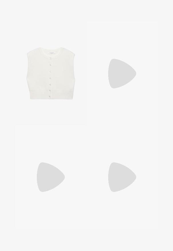 Cardigan court blanc sans manches avec col rond et fermeture avant à boutons, ourlet côtelé, et étiquette de marque à l'intérieur du col.; Chemise en coton blanche avec un col, des manches longues et des liens réglables aux poignets. Fermeture par boutons sur le devant et coupe légèrement ample.; Jeans en denim bleu clair taille haute, avec une coupe droite, cinq poches et des coutures visibles. Le matériau a une texture de lavage classique.; Bottines en suède marron avec une doublure en peluche, semelle épaisse en beige et une poignée à l'arrière. Surface texturée avec des détails de couture visibles.