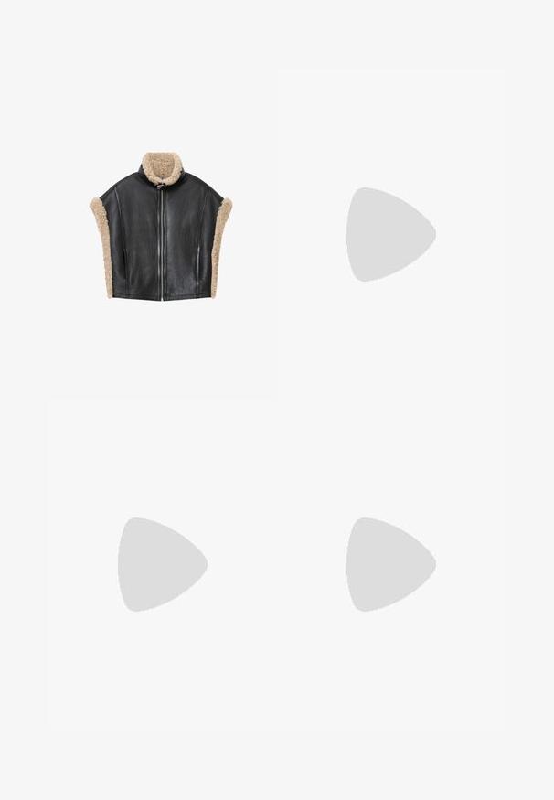 Chaleco de cuero negro con cuello y ribetes de borrego beige, que cuenta con cremallera frontal y laterales abiertos para un diseño estructurado.; Suéter de punto beige con patrones florales abstractos en negro en el frente, las mangas y los hombros, con puños y dobladillo acanalados.; Pantalones de cuero negro con una textura suave, diseño de pierna ancha y una cinturilla de altura media que presenta trabillas para cinturón y bolsillos frontales.; Botín de piel negra hasta el tobillo con punta afilada, tacón apilado geométrico y una lengüeta en la parte posterior. Textura suave y diseño elegante.
