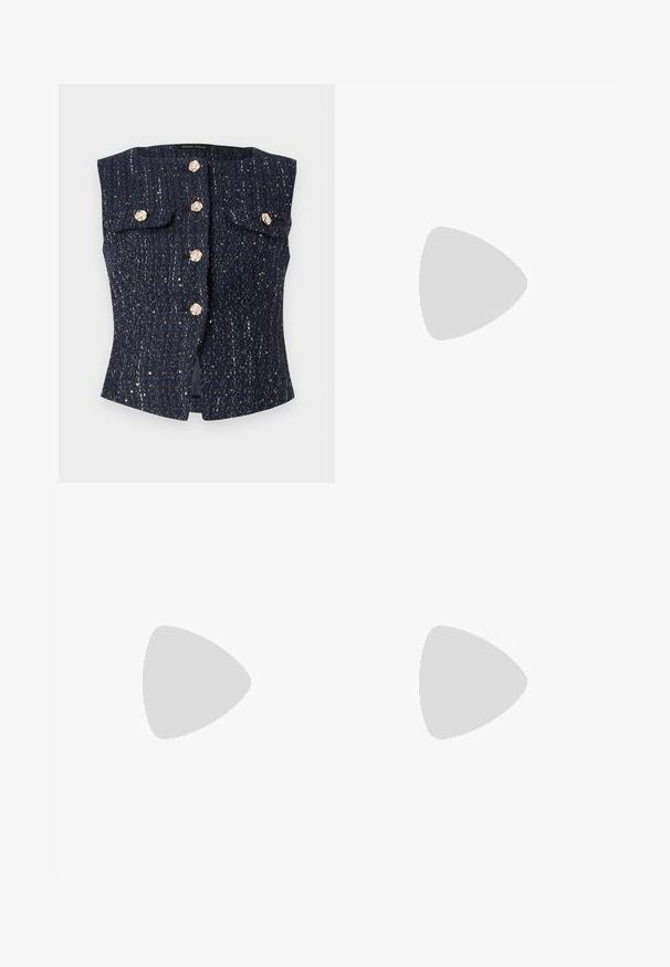 Gilet sans manches texturé bleu marine avec des boutons floraux ton or, deux poches à rabat, et des détails discrets en fil métallique.; T-shirt blanc à manches courtes, col rond, coupe décontractée, en tissu de coton doux. Texture lisse, sans motifs ni logos.; Pantalon droit gris foncé avec taille haute et plis subtils à l'avant, présenté sur un fond clair uni.; Chaussure à talon haut en cuir noir à bout pointu avec une fine bride à la cheville et un talon stiletto de hauteur moyenne sur fond blanc.