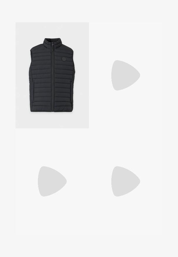 Veste sans manches matelassée noire avec fermeture éclair intégrale à l'avant, col montant, poches latérales et un petit logo rond sur la poitrine gauche.; Chemise blanche à manches longues avec un texte orange et noir indiquant "Rooted in QLY Coastal Crew Tom Tailor Reg 1962 TRM Original Custom Goods" sur le devant.; TOM TAILOR REGULAR WASHED - Chino - caribou beige; Baskets en cuir marron avec une texture lisse, semelle en caoutchouc blanc, accents noirs et couture décorative avec des rayures latérales.
