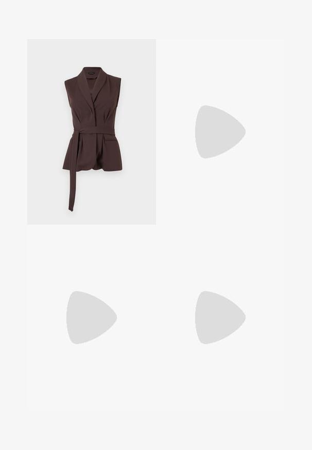 Veste sans manches marron foncé ajustée avec col châle et ceinture longue en tissu fixée, poches avant, coupe structurée sur fond blanc.; Haut asymétrique sans manches de couleur crème, avec une texture subtile et un léger froncement à la taille, étiqueté "ANNA FIELD" au niveau du col.; Pantalon beige sur mesure avec une coupe droite, poches latérales et fermeture éclair frontale. Tissu lisse avec un design épuré et minimaliste.; Chaussure slingback en cuir noir avec bout pointu et talon compensé haut sur fond neutre.