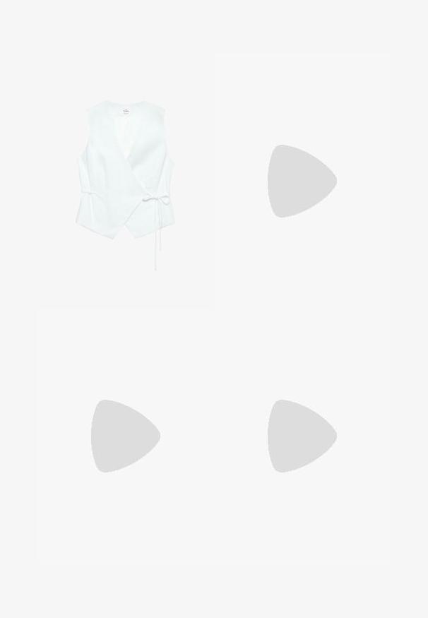 Veste blanche sans manches à enfiler avec col en V et fermeture par nouage sur le côté, coupe cintrée, confectionnée dans un tissu lisse.; Chemise à manches longues bleu clair à boutons, avec de fines rayures blanches verticales et manches retroussées, présentée sur un fond blanc.; Jean blanc taille haute à jambes larges avec fermeture à boutons et zip, poches avant et arrière, et détails en rivets argentés.; Baskets en cuir blanc avec des rayures noires, semelle extérieure en caoutchouc beige, bout rond, fermeture lacée et embout en suède gris doux.