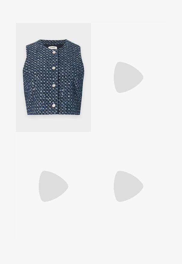 Veste sans manches en tweed bleu marine avec des paillettes argentées et quatre boutons ronds en argent sur le devant, étiquette "Sandro" à l'intérieur du col.; Blouse bleu clair à manches longues avec poignets blancs, un grand nœud au col et deux boutons près de l’ourlet au centre devant.; Jupe longue noire en mesh à volants superposés avec taille élastique et détails à volants, semi-transparente en bas.; Sandale à talon haut noire avec une bride étroite à la cheville, bout carré, cuir lisse et accent de boucle métallique.