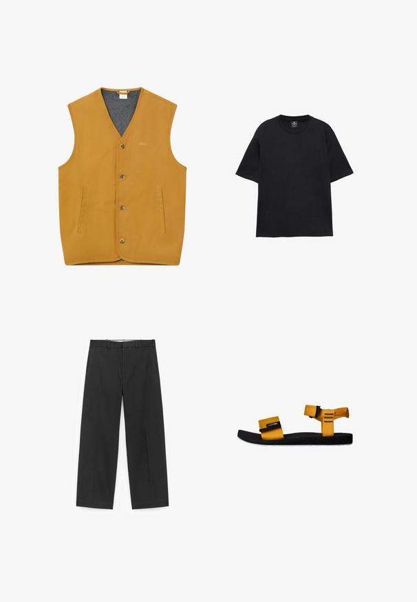 Ärmellose senfgelbe Weste mit vorderen Knöpfen, zwei vertikalen Schlitztaschen und einem grauen Innenfutter, Größe XL.; Schwarzes T-Shirt mit kurzen Ärmeln, Rundhalsausschnitt, lockerer Passform und kleinem Markenlabel innen am Halsausschnitt.; Schwarze, weit geschnittene Hose aus glattem Stoff, mit einem Taillenbund mit Gürtelschlaufen und seitlichen Taschen, in einem klaren, minimalistischen Design.; Gelbe Stoffsandale mit zwei verstellbaren Riemen, schwarzer Gummisohle, strukturiertem Fußbett und weißem Außensohlen-Detail. Seitenansicht.
