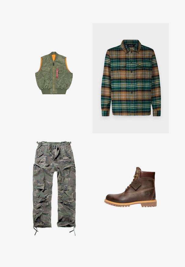 Chaleco bomber sin mangas de color verde oliva con cremallera frontal, dos bolsillos con botón a presión, un bolsillo con cremallera en el pecho y etiqueta roja "Retirar Antes de Volar".; Camisa de franela a cuadros en verde, marrón y negro con cierre de botones en la parte delantera, dos bolsillos en el pecho y un pequeño logo bordado en el bolsillo izquierdo.; Pantalones cargo camuflados en verde y gris, con múltiples bolsillos, cintura elástica, puños de tobillo ajustables y un corte relajado.; Botín de cuero marrón hasta el tobillo con punta redonda, suela resistente, herrajes en tono dorado y parte superior texturizada. Incluye una etiqueta con el logo adjunta.