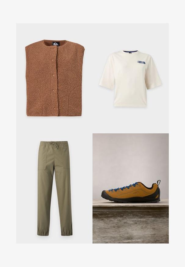 Veste marron texturée sans manches avec boutons-pression et col rond, posée à plat sur un fond clair, vue de face.; T-shirt blanc à manches courtes avec un petit logo bleu The North Face sur la partie supérieure gauche de la poitrine.; Pantalon vert olive en tissu lisse avec une ceinture élastique, un cordon de serrage ajustable et des poignets élastiques aux chevilles.; Chaussure d'extérieur en suède marron avec des lacets bleus, semelle en caoutchouc noir et un design épuré. Équipée d'une languette à l'arrière pour un enfilage facile.