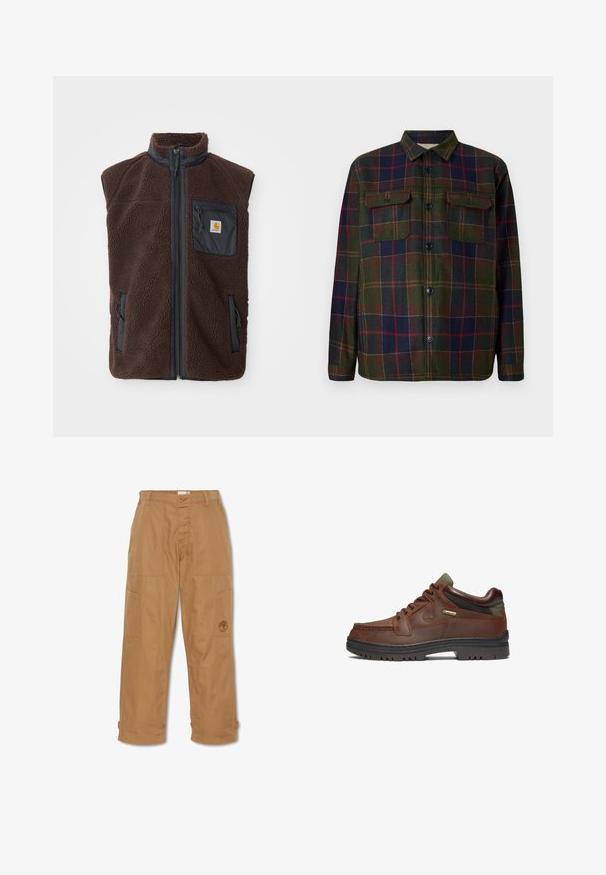 Braune Fleeceweste mit Reißverschluss, hohem Kragen und Seitentaschen. Verfügt über eine schwarze Brusttasche mit Logoplabel. Weiches, strukturiertes Material.; Karierte Flanellhemd in Dunkelgrün, Marineblau und Burgunderrot mit Knopfleiste, zwei Brusttaschen und einem klassischen Kragen. Texturierte Stoffoberfläche.; Khakifarbene Arbeitshosen aus strapazierfähigem Stoff, mit mehreren Taschen, einem Knopfverschluss und gesticktem Logo auf dem Oberschenkel.; Braunes Leder-Schuhwerk mit klassischem Design, ausgestattet mit einer Schnürung, grünen Akzenten und einer robusten schwarzen Gummi-Sohle. GORE-TEX®-Label sichtbar.