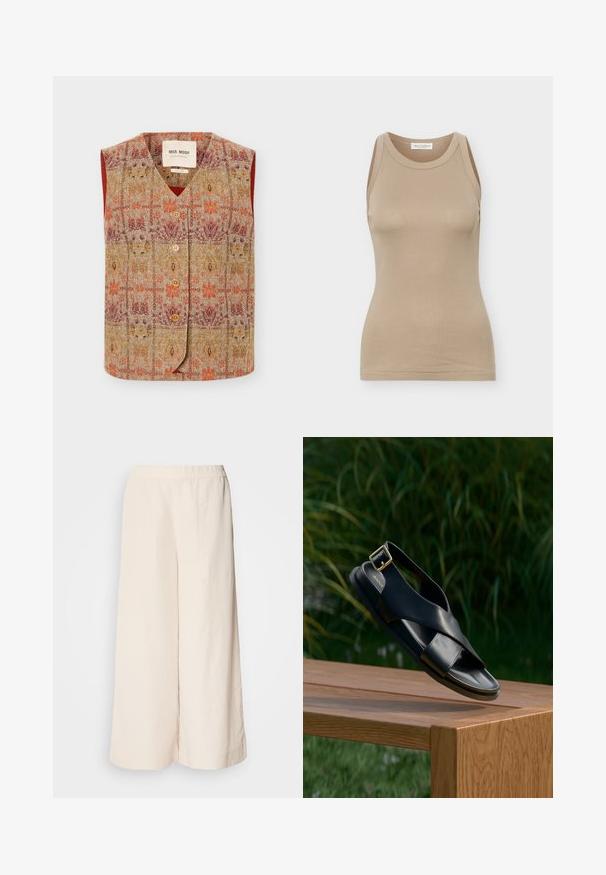 Ærmeløs vest med knapper og V-hals, med flerfarvet blomstret og geometrisk mønster i orange, gule og bordeaux nuancer.; Beige ærmeløs tætsiddende dame top med rund halsudskæring og Marc O'Polo mærke på bagsiden inde i kraven.; Cremefarvede vidde bukser med elastisk talje, der har en afslappet pasform og glat tekstur, velegnet til afslappet brug.; Sort læder-sandal med krydsrem og en slingback med guldbeklædt spænde. Glat tekstur, flad sål, vist på en træflade.