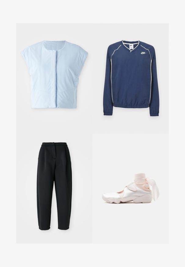 Himmelblauer Cropped-Top aus glattem Stoff, mit Rundhalsausschnitt, kurzen Ärmeln, vorderem Knopfverschluss und dezenten Nahtdetails.; Marineblauer Nike Langarm-Pullover mit V-Ausschnitt, weißen Paspeln entlang der Nähte und elastischen Bündchen sowie Saum. Mit Logo auf der linken Brust.; Schwarze Hose aus glattem Stoff, mit einem taillierten Bund, gefaltetem Vorderteil und schmal zulaufendem Bein mit umschlagenen Säumen.; Weißer und hellrosa Sneaker mit weichem Stoffknöchelwickel, der zu einer Schleife gebunden ist, mit verstellbarem Riemen und abgerundeter Sohle.