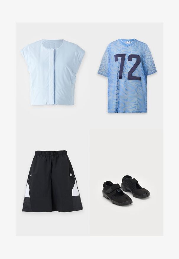Lysblå crop top lavet af glat stof, med rund halsudskæring, korte ærmer, frontknaplukning og diskret sømdetaljering.; Lyseblå Nike mesh sports jersey med et stort mørkeblå nummer 72 foran og et diskret swoosh-mønster over det hele.; Sort-hvide atletikshorts med elastisk taljebånd og snøre, med Nike-swoosh og et lille patch-logo på højre side.; Sorte vandsko lavet af fleksibelt stof med en velcrorem, der har et unikt split-tå design og en tekstureret gummisål for bedre greb.