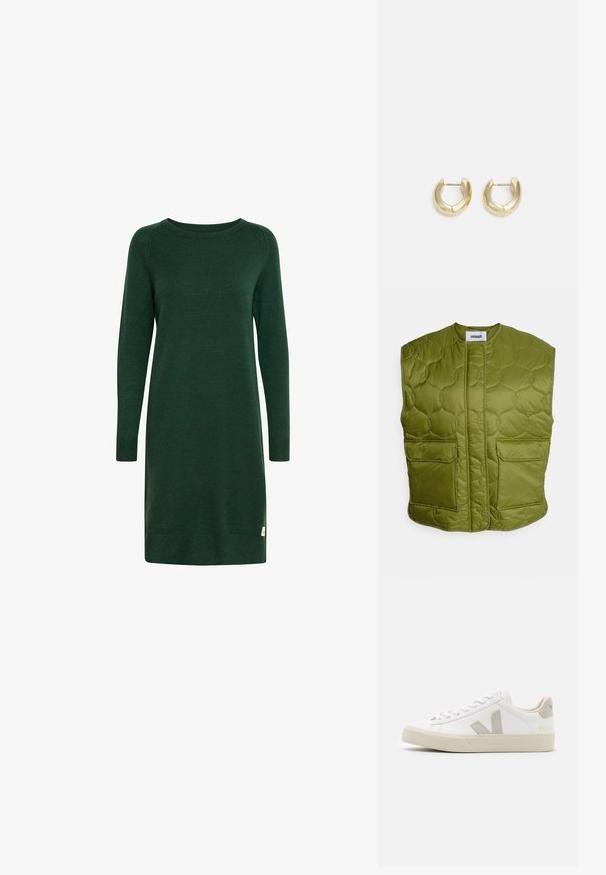 Minimum PENDINI - Vest - calla green; Grøn strikket kjole med lange ærmer, rund halsudskæring og ribbede manchetter. Har et lille logo-mærke nær kanten.; Hvide sneakers lavet af læder med grå V-logo detaljer, struktureret gummisål, hvide snørebånd samt polstret tunge og krave.; Guld-tone hoop øreringe med en glat, poleret overflade. Har en halvcirkelform og en sikker stiftlukning.