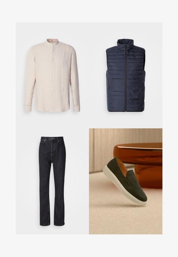 Marineblauer Steppweste mit hohem Kragen, Reißverschluss vorne und horizontalen Nähten. Mit seitlichen Taschen und Logo der Marke auf der Brust. Leichtes Design.; Hellbeige Leinenhemd mit langen Ärmeln und Stehkragen, vorderer Knopfverschluss und subtiler Textur. Mit orangefarbenem Akzent am Ausschnitt.; Hochtaillierte schwarze Jeans aus Denim mit Knopf- und Reißverschluss, Vorder- und Hintertaschen sowie einer geraden Passform.; Dunkelgrüner Slip-On Wildlederschuh mit weißer Sohle, der über einem hellen Teppichboden und einem orangefarbenen runden Tisch im Hintergrund schwebt.