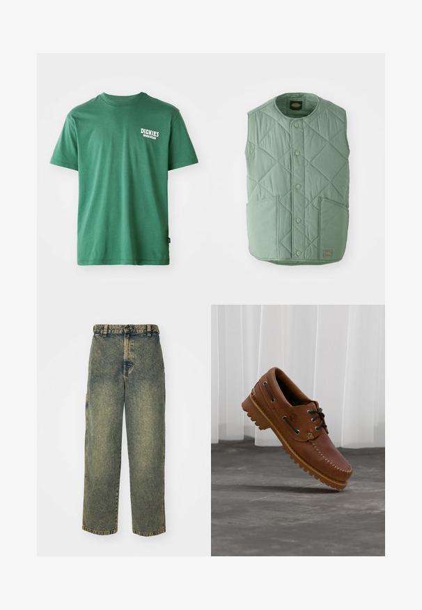 Hellgrüne gesteppte Weste mit rundem Ausschnitt, Druckknöpfen, zwei Fronttaschen und einem Markenlabel unten rechts.; Grünes Baumwoll-T-Shirt mit rundem Halsausschnitt, kurzen Ärmeln und einem weißen Logo auf der linken Brust. Glatte Textur und entspannte Passform.; Baggy-Jeans aus Denim in einer verblassten Blauen und Grünen Waschung. Mit Knopfverschluss, Gürtelschlaufen und Seitentaschen. Flaches Vorderteil und gerades Bein-Design.; Brauner Leder-Bootsschuh mit schwarzen Schnürsenkeln, beigen Nähten und einer robusten Sohle, schwebt über einem grauen Betonboden.