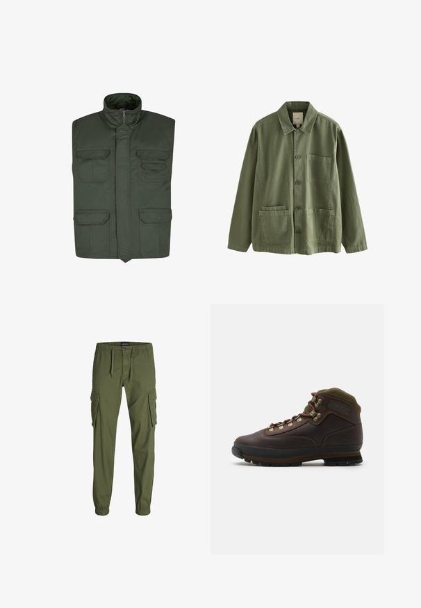 Brandit SAFARI - Chaleco - olive; Chaqueta color verde oliva de botones con cuello, mangas largas, un bolsillo en el pecho y dos bolsillos delanteros inferiores tipo parche.; Pantalones cargo verde oliva con cinturilla elástica, cordón, dos grandes bolsillos laterales y puños ajustados. Fabricados con un tejido duradero.; Bota de senderismo de piel marrón con cuello de tela verde. Presenta ganchos metálicos para los cordones, suela de goma y un diseño texturizado en la suela para mayor tracción.