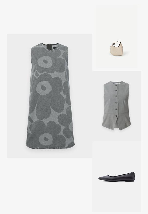 Grijze mouwloze vest met een ronde halslijn, sluiting met knopen aan de voorkant en twee zijzakken. Gemaakt van een gestructureerde stof met een getailleerde pasvorm.; Mouwloze jurk in grijze denim met grote donkergrijze bloemmotieven. Ronde halslijn met een keyhole opening op de rug en een rechte pasvorm.; Zwarte platte leren schoen met puntige neus en lage hak, zijaanzicht tegen een witte achtergrond.; Beige leren handtas in halvemaanvorm met een enkele schouderband en minimale stiksels, afgebeeld tegen een effen witte achtergrond.
