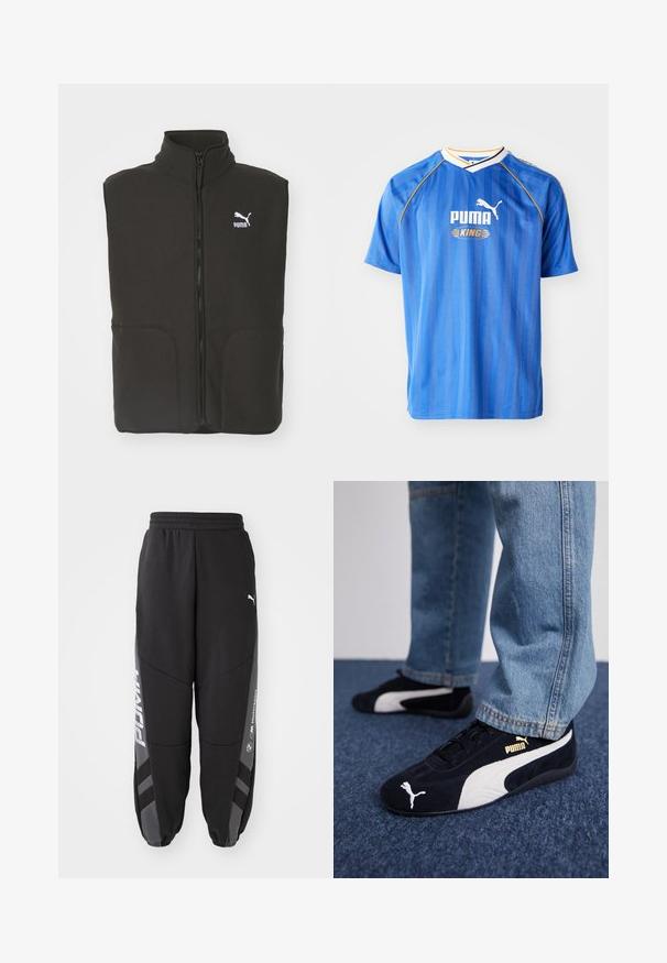 Schwarze Fleece-Weste mit hohem Kragen, zwei Fronttaschen und einem zentralen Reißverschluss. Mit einem weißen Puma-Logo auf der linken Brust.; Blaues Fußballtrikot mit kurzen Ärmeln, vertikalen Streifen, weißen und gelben Akzenten sowie einem Logo mit einem Puma. Leichtes, atmungsaktives Material.; Schwarze Jogginghosen aus weichem Material. Mit elastischem Bund, schmal zulaufenden Beinen, grauen Akzenten und weißen Logos an den Seiten.; Schwarze Wildledersneaker mit weißen Akzenten und einem goldenen Logo. Getragen mit hellblauen Jeans und auf einer strukturierten blauen Oberfläche platziert.