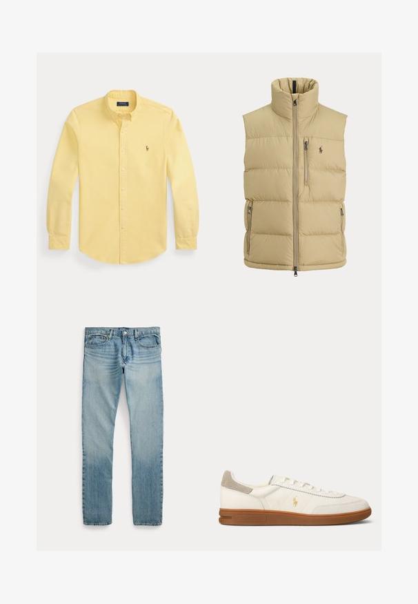 Beige Steppweste mit hohem Kragen, Frontreißverschluss, einer Brusttasche mit Reißverschluss, zwei seitlichen Reißverschlusstaschen und kleinem gesticktem Logo auf der Brust.; Gelbes langärmliges Hemd mit Knöpfen und Kragen sowie kleinem besticktem Logo auf der linken Brust, flach auf weißem Hintergrund gelegt.; Hellblaue Jeans mit geradem Bein, fünf Taschen, Knopfverschluss und dezenten verwaschenen Details an Oberschenkeln und Knien.; Weißer Leder-Low-Top-Sneaker mit brauner Gummisohle, beigem Wildleder-Absatzfleck und kleinem goldenen Polo-Logo an der Seite.