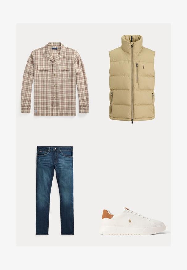 Beige gewatteerd vest met hoge kraag, ritssluiting aan de voorkant, één borstzak met rits, twee zijritszakken en klein geborduurd logo op de borst.; Beige-wit geruit overhemd met lange mouwen, knopen, kraag en twee borstzakken, Polo Ralph Lauren-label zichtbaar aan de binnenkant van de kraag.; Donkerblauwe slim-fit jeans met vooraan een knoop en ritssluiting, vijf zakken en subtiel vervagen op de voorkant van de dijen en knieën.; Witte lage sneaker met beige hieltab, witte veters en klein geborduurd polo spelerlogo aan de zijkant boven een dikke zool.