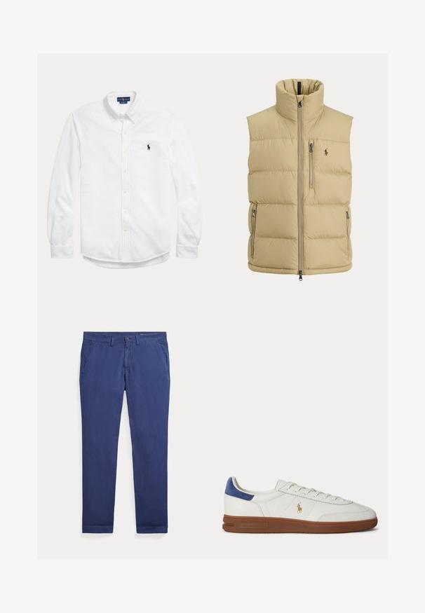 Beige gewatteerd vest met hoge kraag, ritssluiting aan de voorkant, één borstzak met rits, twee zijritszakken en klein geborduurd logo op de borst.; Wit overhemd met lange mouwen, knopen, button-down kraag en klein donker Polo Ralph Lauren-logo op de linkerborst.; Navyblauwe slim-fit herencasual broek met riemlussen, knoop- en ritsluiting aan de voorkant, en zijzakken, platliggend op een witte achtergrond.; Witte lage sneaker met bruine zool, blauwe hieltab, veters en gouden Polo Ralph Lauren-logo aan de zijkant.