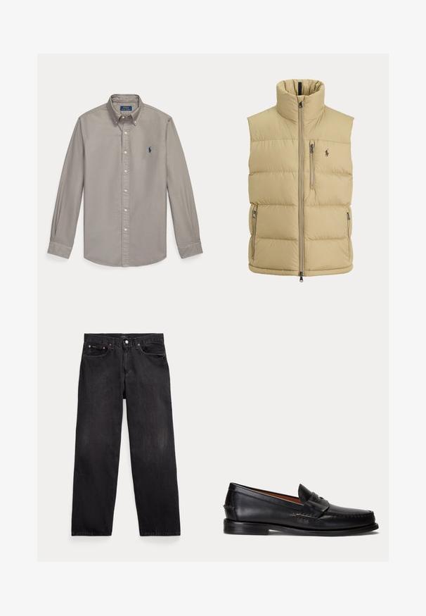 Beige gewatteerd vest met hoge kraag, ritssluiting aan de voorkant, één borstzak met rits, twee zijritszakken en klein geborduurd logo op de borst.; Lichtgrijs overhemd met lange mouwen, knopen, kraag en blauw Polo Ralph Lauren geborduurd logo op de linkerborst.; Zwarte rechte denim jeans met vijf zakken, knoopsluiting en zichtbare metalen klinknagels op de voorzakken.; Zwarte leren loafer met lage hak en penny-strap detail, van opzij getoond op een lichtgrijze achtergrond.