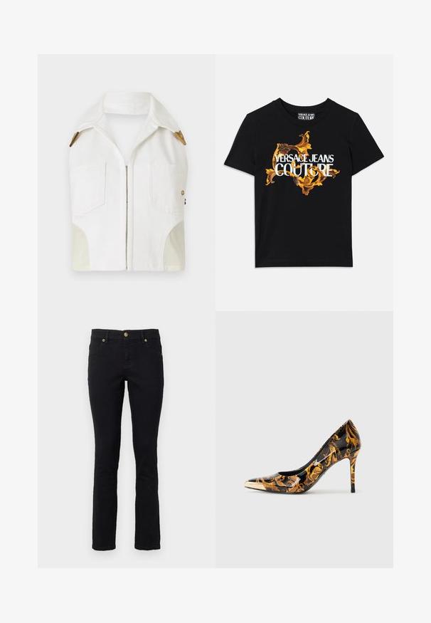 Witte mouwloze jas met een puntige kraag, gouden hardware, twee voorkruiszakken en een contrasterend beige paneel aan de zijkanten.; Zwarte katoenen t-shirt met witte tekst "VERSACE JEANS COUTURE" en een sierlijk gouden ontwerp rond de tekst, korte mouwen, ronde halslijn.; Zwarte denim jeans met een rechte snit, vijf-pocket ontwerp, knoopsluiting en gouden hardware accenten. Zachte textuur met minimale details.; Puntige hoge hak schoen met een glanzend zwart oppervlak, voorzien van gouden bloemmotieven en een metallic gouden punt op de neus.