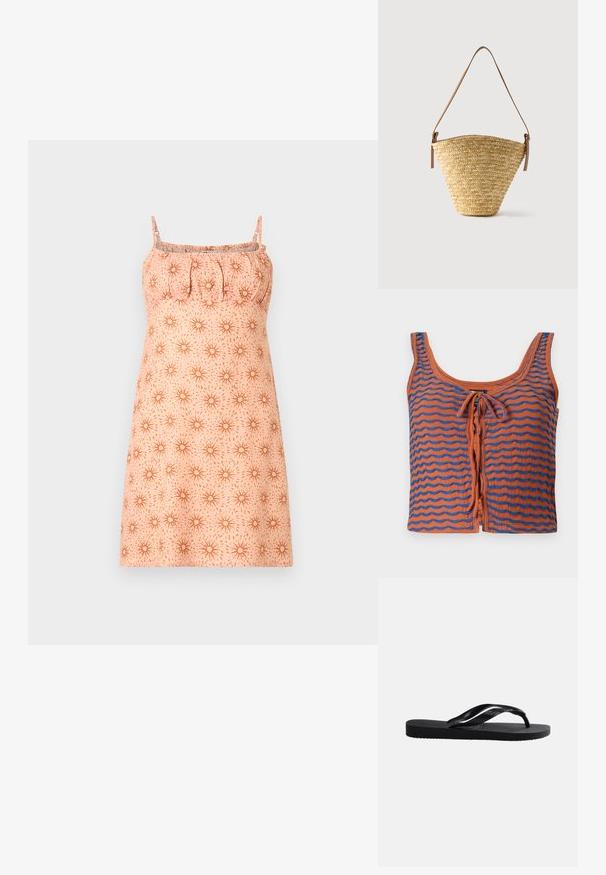 Orange bomulds tanktop med blå bølgede striber, med en scoop halsudskæring og en bindedetalje foran. Glat tekstur, cropped design.; ferskenfarvet ærmeløs kjole med tynde stropper og en samlet buste, med et gennemgående orange solstrejmønster på en lys baggrund.; Sort gummiflip-flop med tekstureret fodseng og glat Y-formet rem på en ensfarvet lys baggrund.; Flettet stråtaske med bred bund, smal top og justerbar brun læder skulderrem.