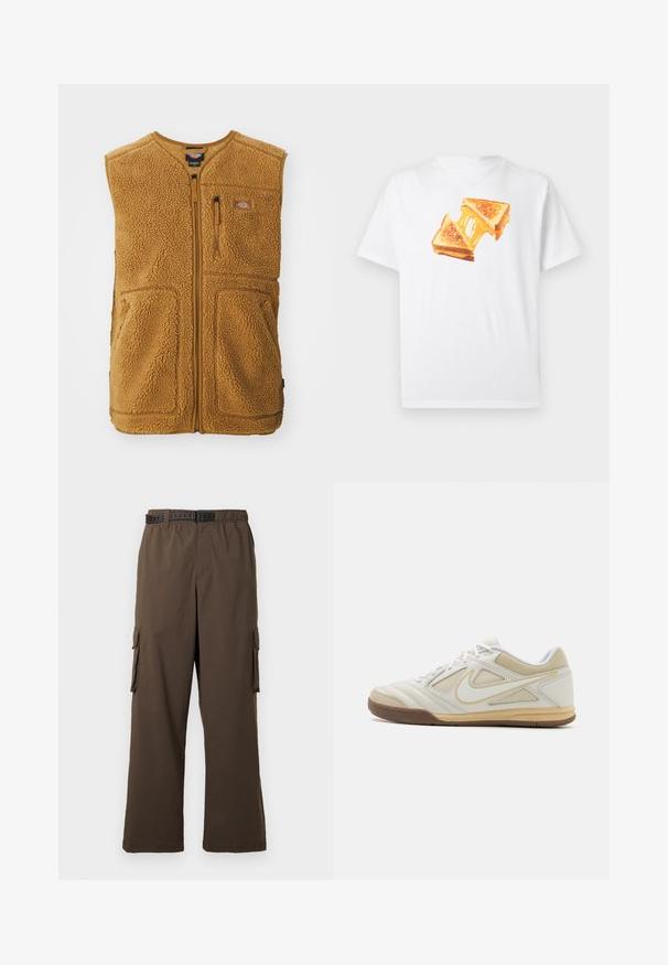 Bruine sherpa fleece vest met rits aan de voorkant, drie zakken en een klein logopatch op de bovenste linkerkant van de borst.; Wit katoenen T-shirt met een illustratie van twee gegrilde kaas sandwiches, waarop gesmolten kaas en goudbruine korstjes te zien zijn.; Bruine cargobroek met een losse pasvorm, elastische tailleband en twee zijzakken. Voorzien van een zwarte riem met patroon, gladde textuur.; Witte sportieve schoen met een textuur bovenwerk, grijze accenten, vetersluiting en een tan rubberen zool. Heeft een onderscheidend logo aan de zijkant.