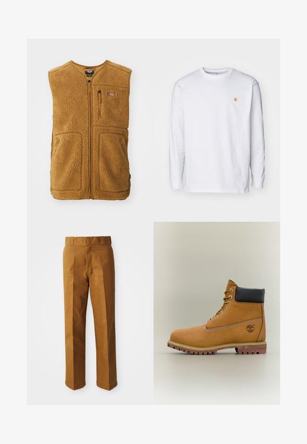 Brun sherpa fleece vest med frontlynlås, tre lommer og et lille logo-patch på øverste venstre bryst.; Hvid langærmet t-shirt lavet af bomuld. Har et lille gyldent logo på brystet og en rund halsudskæring. Enkel design og standard pasform.; Brune, skræddersyede bukser med en glat tekstur, der har lige ben, folder fortil og en standardtalje.; Brun læderankelstøvle med sort krave, gule snørebånd og tanfarvet sål. Har logo og hvide syninger som detalje. Robust ydersål med greb.