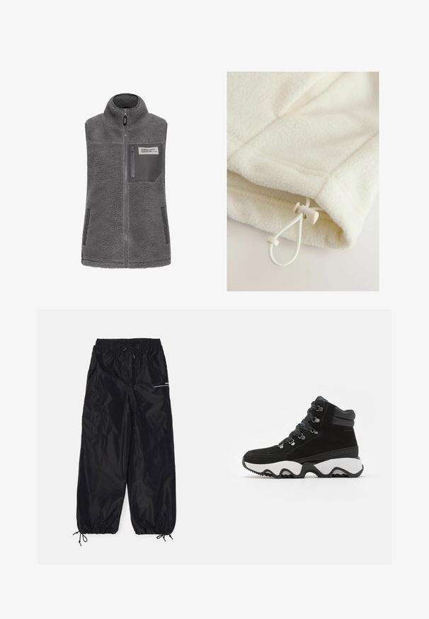 Grå æ sleeveless fleece vest med høj krave, fuld frontlynlås, lynlås brystlomme og to sidelommer med trykknapper.; Fleece-tøj i off-white med en blød tekstur, der har en toggle og snor til justering nederst.; Sorte cargobukser lavet af blank nylon med elastisk talje, justerbar snor, sidelommer og elastiske manchetter.; Sorte ruskinds højtopstøvler med hvid og sort gummisål. Har metaløjer og snørebånd, glatte læderdetaljer på kraven.