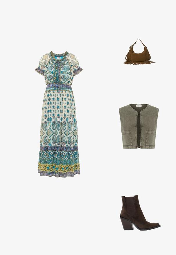 Cream CRMELANIE - Bodywarmer - heavy washed green; Maxi-jurk met bloemen- en paisleypatronen in blauw en groen op een crèmekleurige achtergrond, met een geplooide halslijn en korte mouwen.; Donkerbruine suède enkellaars met puntige neus, elastische zijpanelen en dikke gestapelde hak, afgebeeld op een witte achtergrond.; Bruine suède handtas met bovenhandvat en lange franjes langs de zijkanten en onderkant tegen een witte achtergrond.
