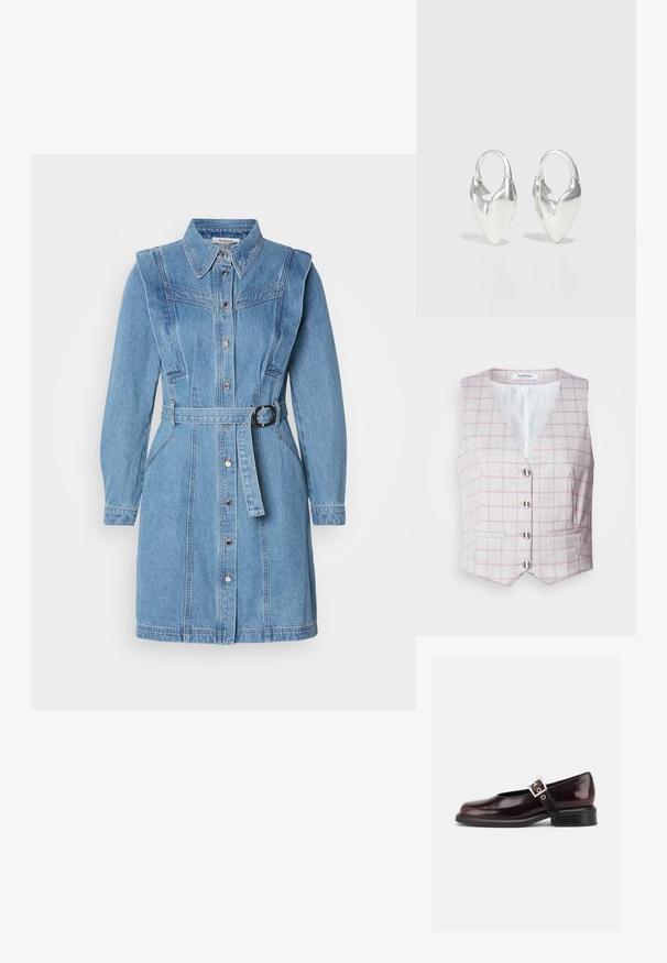 Gilet gris clair avec motif à carreaux rose, décolleté en V, six boutons en métal argenté, et deux poches avant. Fabriqué en tissu texturé.; Robe chemise en denim bleu clair, avec des manches longues, une fermeture à boutons, une taille ceinturée et des coutures d'épaule détaillées.; Chaussure Mary Jane unique brillante couleur bordeaux foncé avec une large bride et une boucle argentée, talon bloc bas et bout arrondi sur fond blanc.; Otiumberg ROSCIDA HEART HOOPS - Boucles d'oreilles - silver-coloured