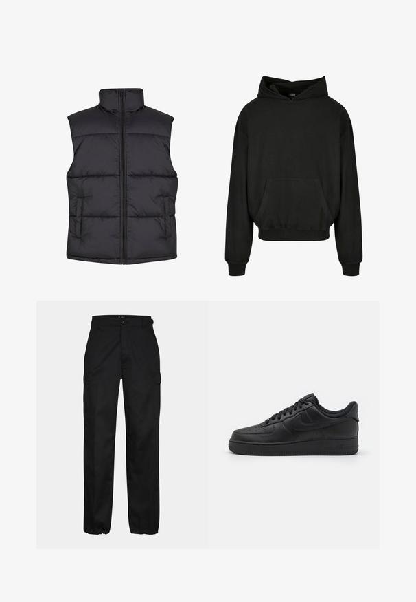 Sort polstret ærmeløs vest med høj krave, frontlynlås og sidelommer, der har en glat overflade og kviltet design.; Sort hættetrøje med ribbet tekstur, snor i hætten, oversized pasform, forlommer og ribbede manchetter. Enkel design, klassisk stil.; Sorte cargo bukser med lige pasform, der har sidelommer, knaplukning og elastiske manchetter ved anklerne. Fremstillet af slidstærkt stof.; Nike Sportswear AIR FORCE 1 07 FLYEASE - Sneakers - black