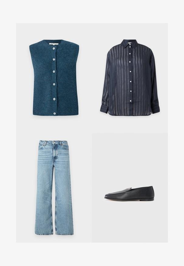 TOM TAILOR DENIM SOFT VEST - Vest - dark sea petrol; Gennemsigtig mørk navy skjorte med knapper, lodrette striber, lange ærmer og spids krave, vist mod en ensfarvet baggrund.; Lyseblå wide-leg jeans lavet af denim, med høj talje, fem-lomme design og kontraststing langs sømmene.; Sorte læderloafers med en glat tekstur, rundet tå og subtile syningsdetaljer. Har en guldfarvet logoaccent på oversiden.