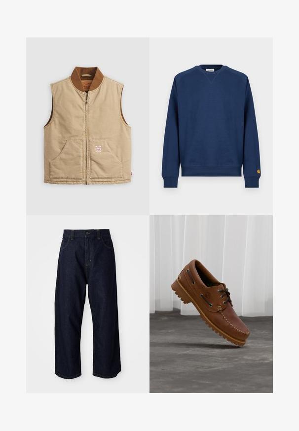 Gilet sans manches couleur beige avec col côtelé marron et deux poches avant, présentant une petite étiquette en patch sur la poche droite.; Sweat-shirt bleu marine à col rond, avec poignets et ourlet côtelés. Présente un petit écusson logo sur la manche gauche. Confectionné en tissu doux.; Pantalons en denim bleu foncé avec une coupe décontractée, dotés d'un rabat à boutons, de passants de ceinture, et de coutures jaunes sur les poches et les coutures.; Chaussure de bateau en cuir marron avec des lacets noirs, des coutures beiges et une semelle robuste, suspendue au-dessus d'un sol en béton gris.