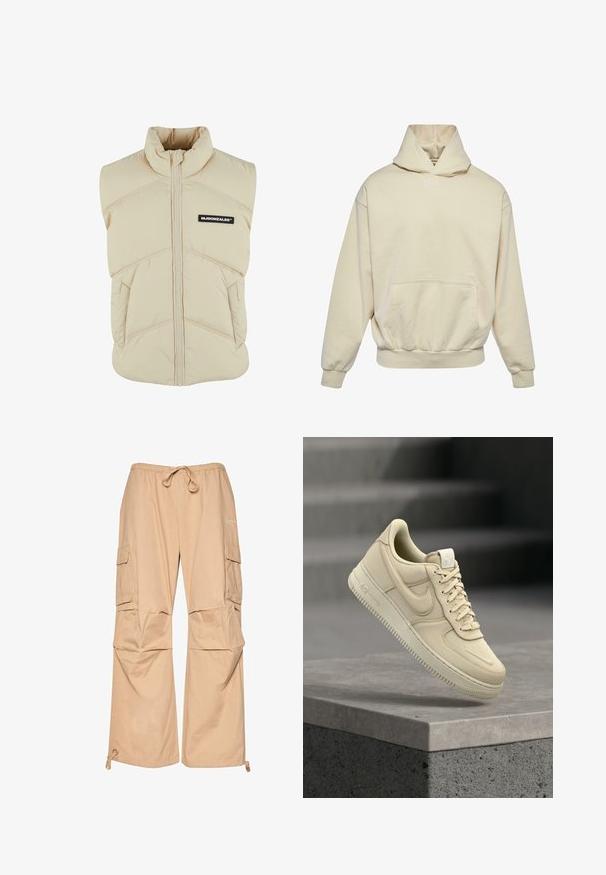 Beige polstret vest med høj krave, frontlynlås, skrå syninger og et sort logo-patch på venstre bryst. Blød, quiltet tekstur.; Beige hættebluse med forlomme, elastiske manchetter og kant. Har et lille hvidt logo på brystet. Blød, ensfarvet stoftekstur.; Beige cargo bukser med elastisk talje og snor, med sidelommer og en afslappet pasform. Fremstillet af letvægtsstof.; Beige Nike Air Force 1 sneaker, der svæver over en grå betonafdækning med en sløret trapp baggrund.