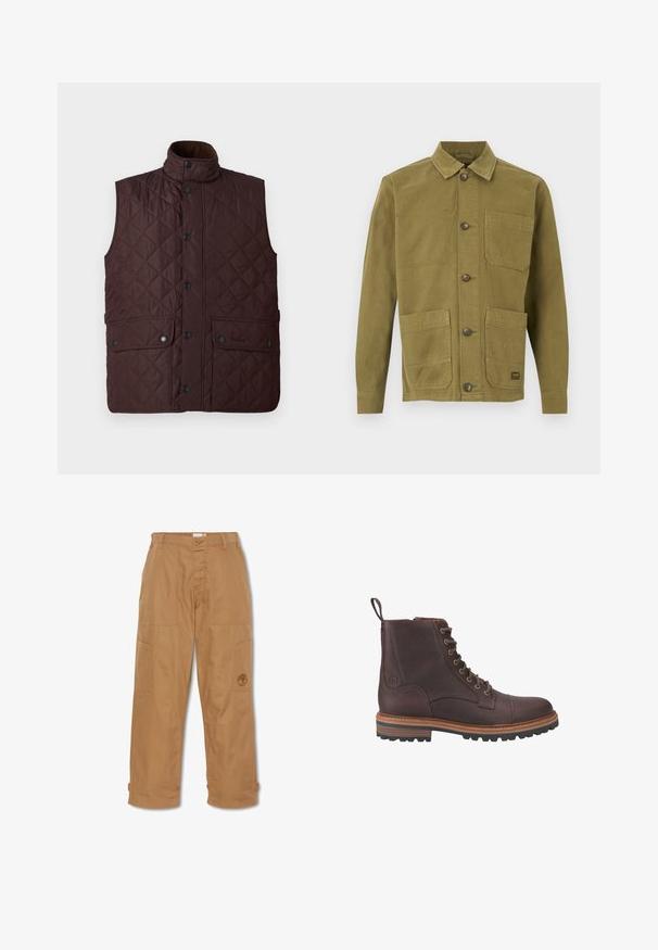 Braune gesteppte Weste mit hohem Kragen, Druckknöpfen und zwei Fronttaschen. Verfügt über ein Rautenmuster und eine glatte Textur.; Olivgrüne Canvas-Jacke mit Kragen, zwei Fronttaschen und Knopfverschluss. Strukturierter Stoff mit sichtbaren Nahtdetails.; Khakifarbene Arbeitshosen aus strapazierfähigem Stoff, mit mehreren Taschen, einem Knopfverschluss und gesticktem Logo auf dem Oberschenkel.; Braune Leder-Stiefeletten mit Schnürung, strukturierter Oberfläche, kontrastierenden beigen Sohlen und Metallösen. Verfügen über eine Lasche zum einfachen An- und Ausziehen.