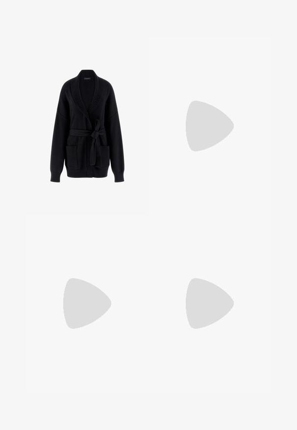 Svart stickad cardigan med sjalkrage, långa ärmar, stora frampockets och ett band i midjan. Har ribbade manschetter och nederkant.; Asymmetrisk vit topp i mjukt tyg, med en kort ärm och en off-shoulder design, med ett rent och minimalistiskt utseende.; Mörkblå utsvängda leggings gjorda av stretchigt material med hög midja, slät textur och utan synliga mönster eller detaljer i metall.; Transparent klacksandaler med två klara remmar, en beige bas och en geometrisk klar blockklack. Minimalistisk design med en slät yta.