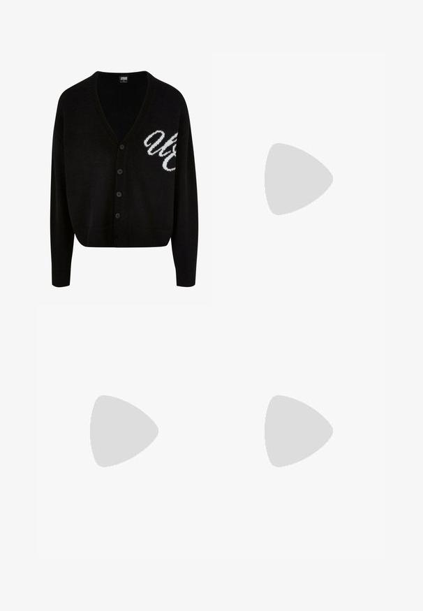 Cardigan nero lavorato a maglia con scollatura a V, chiusura con bottoni e polsini a costine. Lettere bianche ricamate sul lato sinistro, vestibilità corta.; Camicia di lino blu navy con colletto alla mandarino, maniche lunghe e chiusura a bottoni sul davanti; texture liscia e senza motivi.; Canotta bianca in cotone con scollatura rotonda, spalline larghe e orlo dritto, caratterizzata da una superficie liscia e senza motivi visibili.; Pantaloni neri a gamba larga con una superficie liscia, dotati di due pinces frontali, chiusura con bottone e tasche laterali. Tessuto resistente.; Mocassini in pelle nera con finitura liscia, caratterizzati da una punta tonda e una fascia stretta sulla parte superiore. Tacco basso impilato.