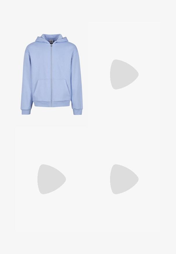 Urban Classics FLUFFY HOODY - Sweatjacke - powderblue; Marineblaue Baumwoll-T-Shirt mit kurzen Ärmeln, versehen mit dem Text "GAP ORIGINAL" und grafischem Design, zirkulärem Emblem und "SINCE 1969" darunter.; Hellblaue Jeans aus Denim mit lockerer Passform, die ausgefranste Patches in verschiedenen Farben und Mustern aufweisen, darunter orange und rote Akzente.; Blaue Leinensandale mit geschlossenem Zeh, Jutesohle und genähtem Rand. Glatte Stoffoberfläche und flaches Design.; Schwarze rechteckige Sonnenbrille mit grünem Glas, mattem Finish, geraden Bügeln und dem Ray-Ban-Logo an der Seite.