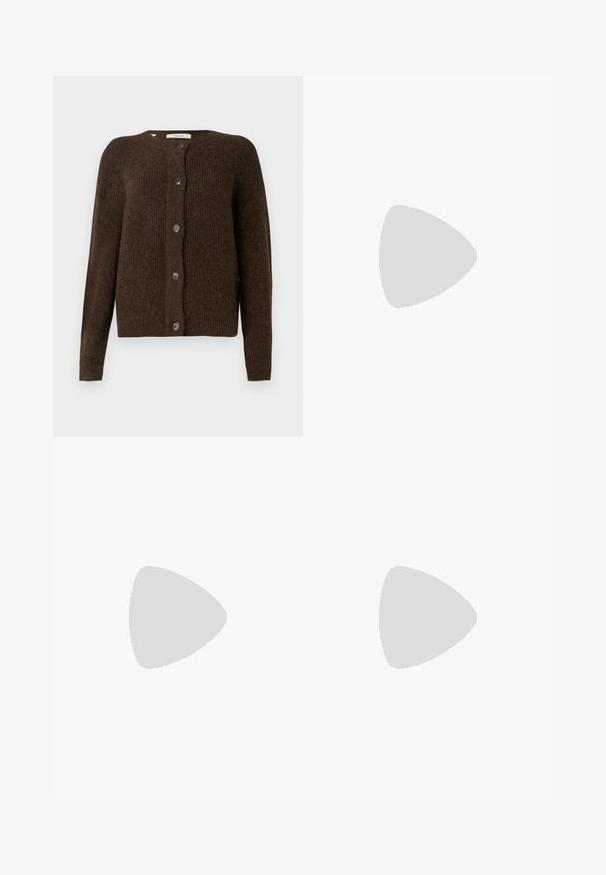 Brun strikket cardigan laget av mykt materiale, med rund hals, frontknapper og lange ermer. Strukturert overflate gjennom hele plagget.; Tyrkis knappskjorte med krage, lange puffede ermer og teksturert stoff. Har store matchende knapper langs fronten.; Bredde ben, olivengrønne bukser laget av glatt stoff; har to svarte knapper på midjebåndet og frontfalter for ekstra detaljer.; Sorte lærersko med rund tå, flat såle og en rem med spenne-detalj. Kraftig blokkhæl for bedre stabilitet.