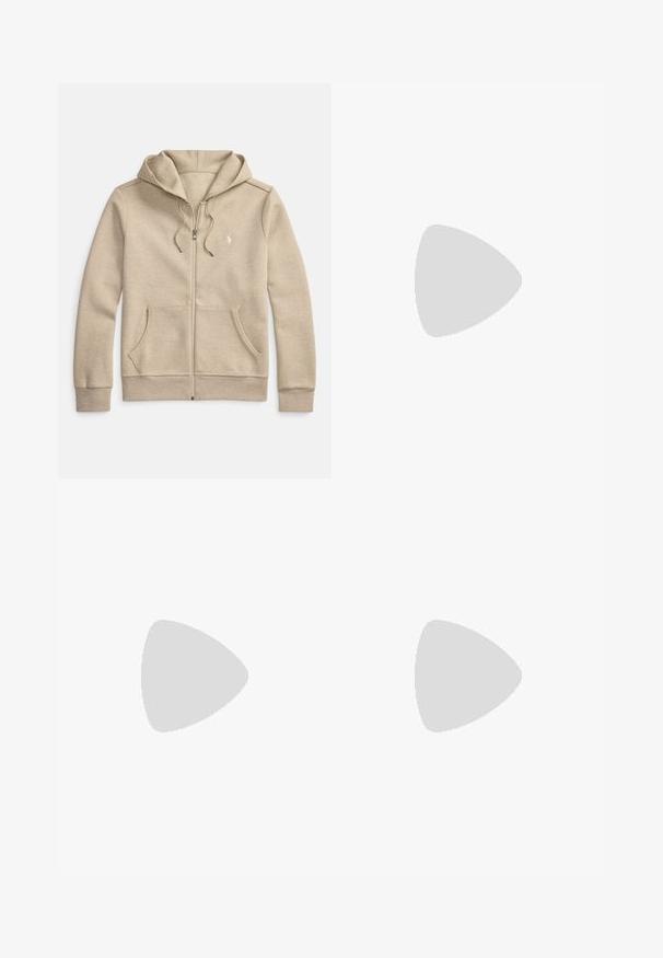 Beżowa bluza z kapturem na suwak wykonana z miękkiego materiału, z regulowanym sznurkiem przy kapturze, przednimi kieszeniami oraz małym logo na lewej piersi.; Biała koszulka polo z bawełny, z powtarzającym się niebieskim wzorem psów i małym niebieskim logo na piersi. Krótkie rękawy i kołnierzyk.; Kremowe szorty z teksturowanej tkaniny, z elastycznym pasem na sznurek i bocznymi kieszeniami, o długości do połowy uda.; Białe i jasnobeżowe sneakersy sportowe, z siateczkową cholewką, perforowanymi detalami oraz teksturowaną podeszwą śródstopia z brandingiem na pięcie.