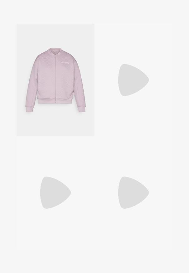 Padded bomber jakna u svijetlo ružičastoj boji, s teksturiranim, kviltanim dizajnom, zatvaranjem na zip, rebrastim manžetama i suptilnim logotipom na lijevom prsnom dijelu.; Crna majica kratkih rukava izrađena od lagane tkanine. Ima okrugli izrez i mali bijeli "TERREX" logo na prsima.; Crne vanjske hlače imaju uski kroj, džepove na zips, ojačane koljena i logo s lijeve strane. Izrađene su od izdržljive, lagane tkanine.; Crna atletska cipela s mrežastim gornjištem, dizajnom s tri pruge, oblikovanim petnim dijelom i robusnom vanjskom školjkom s istaknutim uzorcima za prianjanje.