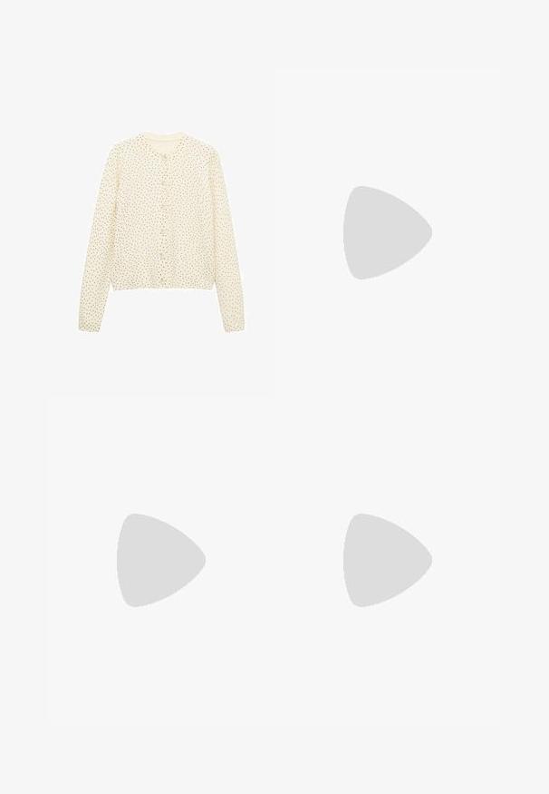 Cremefarvet cardigan med lange ærmer, rund halsudskæring og sorte prikker. Har knaplukning foran og ribbet kant. Blød stofstruktur.; Hvid bomulds T-shirt med rund hals og korte ærmer. Teksten på forsiden siger "Drinks with Friends" i blå. Casual fit med glat tekstur.; Hvide bukser med bred ejer lavet af blødt stof. Har en elastisk talje med snor og en glat tekstur. Ingen synlige mønstre eller hardware.; Strapede hvide hælede sandaler med en buet design, der har et guldaccent og en sort sål. Glat tekstur og open-toe stil.; Vævet stråkurv med brune læderdetaljer, to håndtag og en aftagelig rem. Buet form med en robust bund.