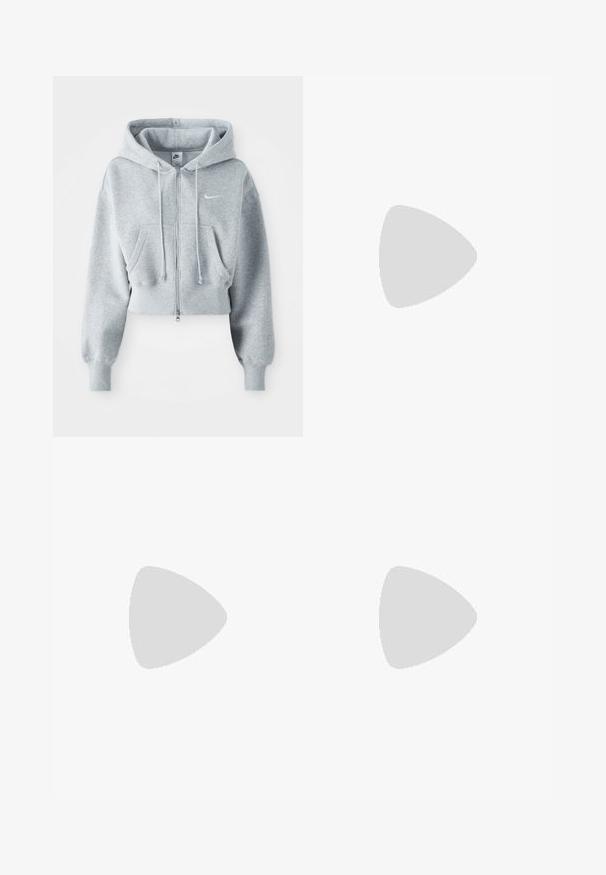 Hoodie gris court en matériau doux, avec une fermeture éclair à l'avant, des cordons de serrage et deux poches avant. Logo Nike sur la poitrine gauche.; T-shirt blanc à manches courtes en coton doux, avec un col rond et une coupe ajustée. Pas de motifs ni d'ornements visibles.; Pantalons de survêtement gris clair avec une coupe décontractée, taille élastique, cordelette de serrage et poches latérales ; fabriqués à partir d'un tissu doux et texturé.; Chaussure de sport Nike en blanc et rose clair. Présente un dessus en mesh et une semelle incurvée distinctive avec un amorti à air visible.