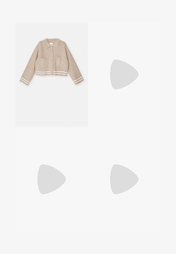 sandro Cardigan - beige; Hvid strikket sweater med V-udskæring, lange ærmer og ribbede manchetter. Blød tekstur, afslappet pasform og afsluttet med en ribbet kant.; HUGO HULANA - Bukser - open beige; Brune læder loafer med en glat tekstur, der har et dekorativt bånd og guldfarvet hardware, hviler på en lys beige gummisål.