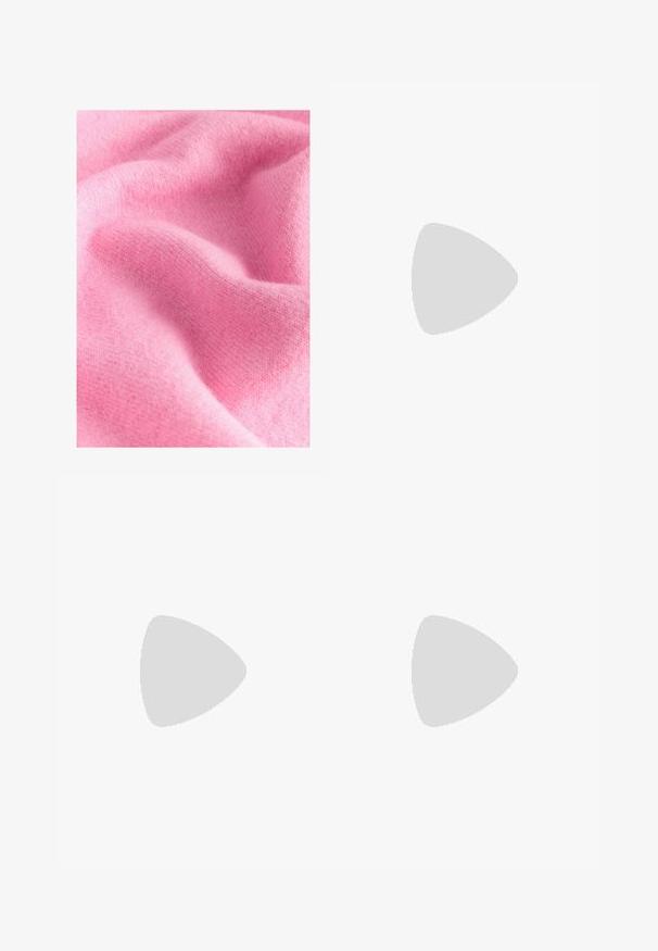 Jemný růžový textil s hladkým povrchem a jemným tkaním, vykazující subtilní odstíny a křehký, teplý vzhled.; Dvě tílka v černé a bílé barvě; každé má tenké nastavitelné ramínka, hladkou texturu a jednoduchý, rovný střih.; Černé polyesterové culotte kalhoty s elastickým pasem, dvěma předními sklady a volným siluetou. Žádné viditelné vzory ani kovové detaily.; Beige tenisky s texturovanými krémovými panely a hnědými pruhy, kombinované s modrými džínovými kalhotami. Džínsy mají široké nohavice a roztrhaný lem.; Duha kabelka s panely v růžové, modré a žluté barvě, s pozlacenými detaily a odnímatelným oranžovým pouzdrem na karty. Texturovaný povrch.