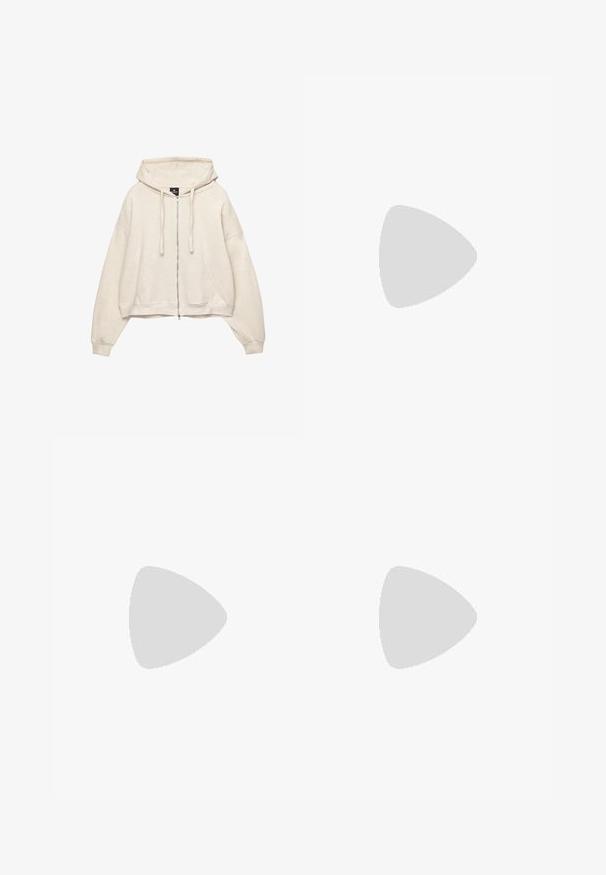 Felpa con zip color crema, con cappuccio regolabile, vestibilità oversize e tasca a marsupio frontale. Realizzata in un morbido tessuto testurizzato.; T-shirt in cotone verde chiaro con maniche corte, colletto rotondo e piccolo logo bianco sul petto. Tessuto morbido, vestibilità casual e design minimalista.; PULL&BEAR MEGA BAGGY - Jeans baggy - light grey; Sneaker bianco con accenti in camoscio, punta rotonda, lacci piatti e suola in gomma crema. Presenta un marchio verde sul tallone.