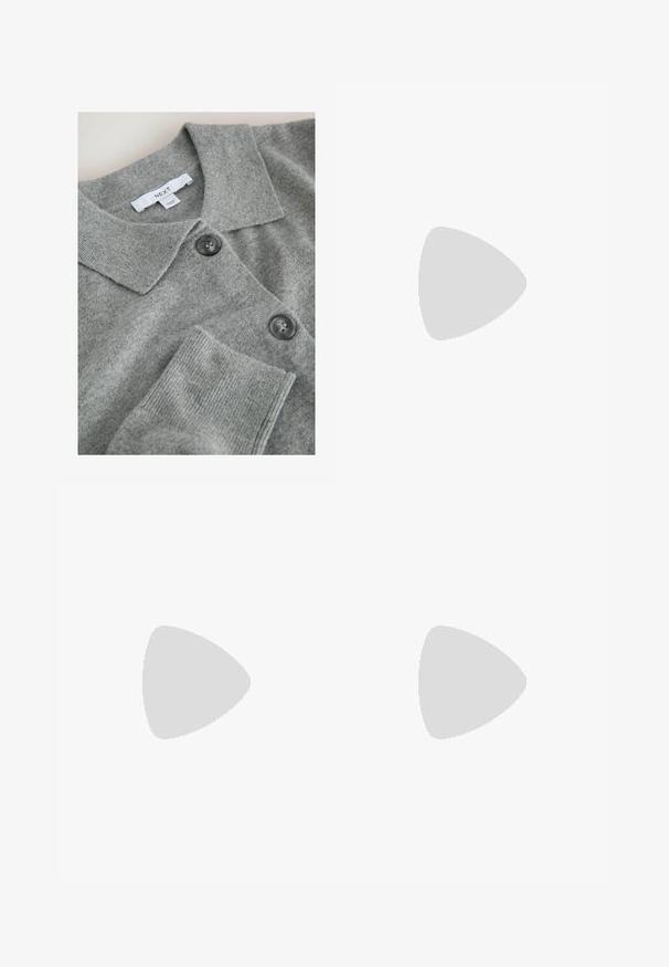 Szürke kötött kardigán, lapos gallérral, két sötét gombbal, bordázott mandzsettákkal és puha tapintással. A címke a "NEXT" márkanevet mutatja.; Fekete, rövid ujjú ruha, amely különböző szürke árnyalatú batikolt mintával készült, puha anyagból, laza szabással.; Rózsaszín pamut póló rövid ujjakkal, a bal mellen egy piros lepkét és az "OBSCURE FUTURE" feliratot ábrázoló grafikával.; Fekete és ezüst sportcipők, hálós és szintetikus felsőrész leírással, jellegzetes hullámos dizájnnal és párnázott nyakkal, valamint légpárnás talppal.