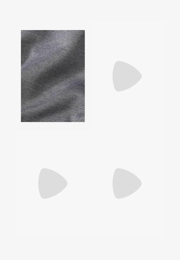 Tejido gris texturizado con un suave patrón de punto, que presenta un sutil efecto de degradado y hilos entrelazados que crean profundidad y dimensión.; Camiseta negra corta hecha de tejido suave, con un escote redondo y mangas cortas y amplias, con un diseño simple y sin costuras.; Pantalones cortos deportivos negros con un diseño de volantes en capas. La capa exterior es suave, mientras que la interior tiene una tela texturizada y perforada.; Zapatillas deportivas moradas con upper texturizado y suela acolchada, con una puntera rosa y acentos dorados. Llevadas con leggings morados.